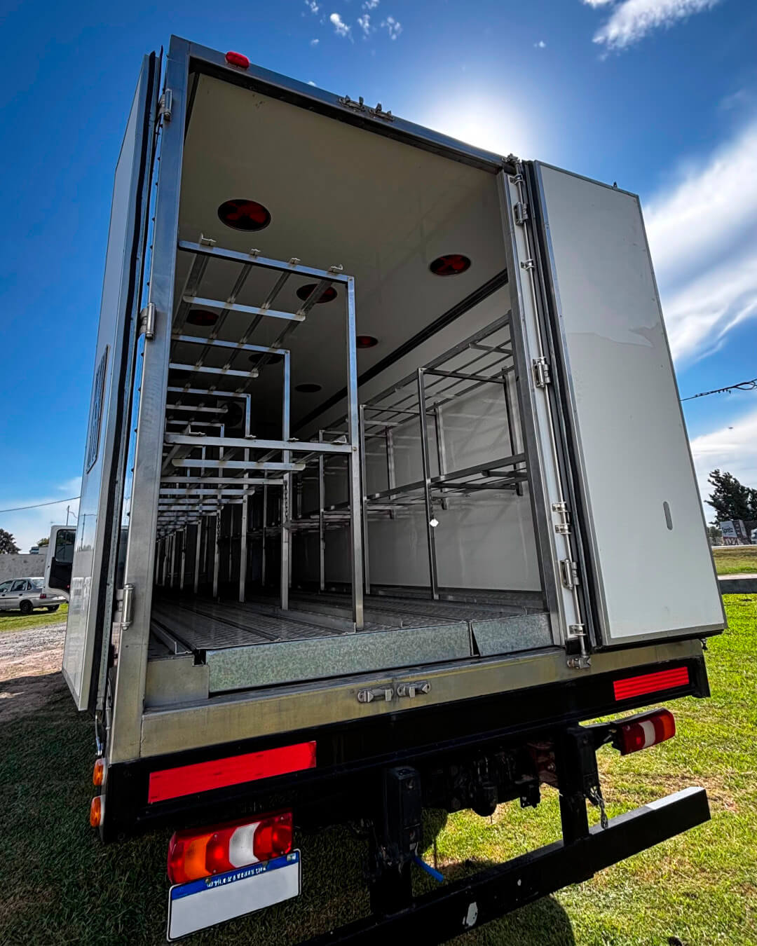 Interior de equipamiento Götte para transporte de pollitos BB