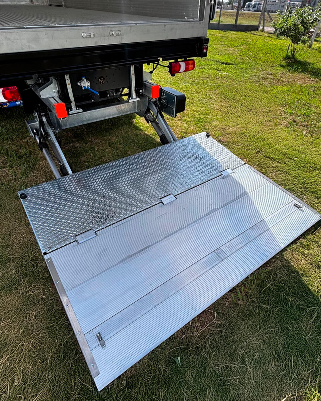 Plataforma hidráulica montada en una carrocería Götte